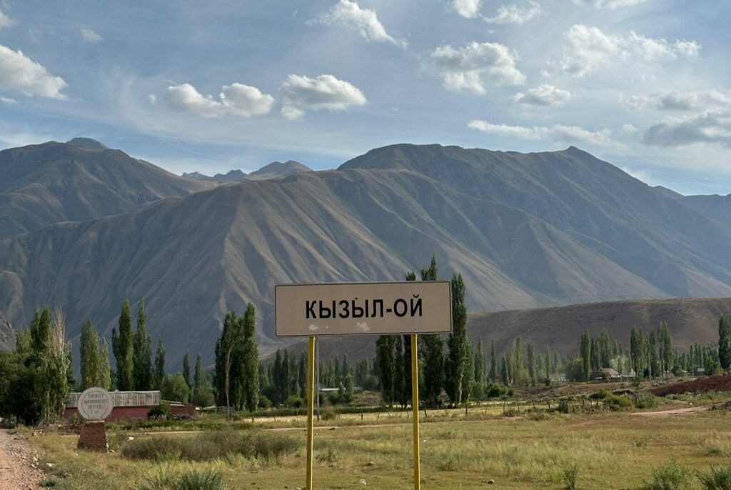 Panneau du village de Kyzyl-Oi dans la vallée de Suusamyr