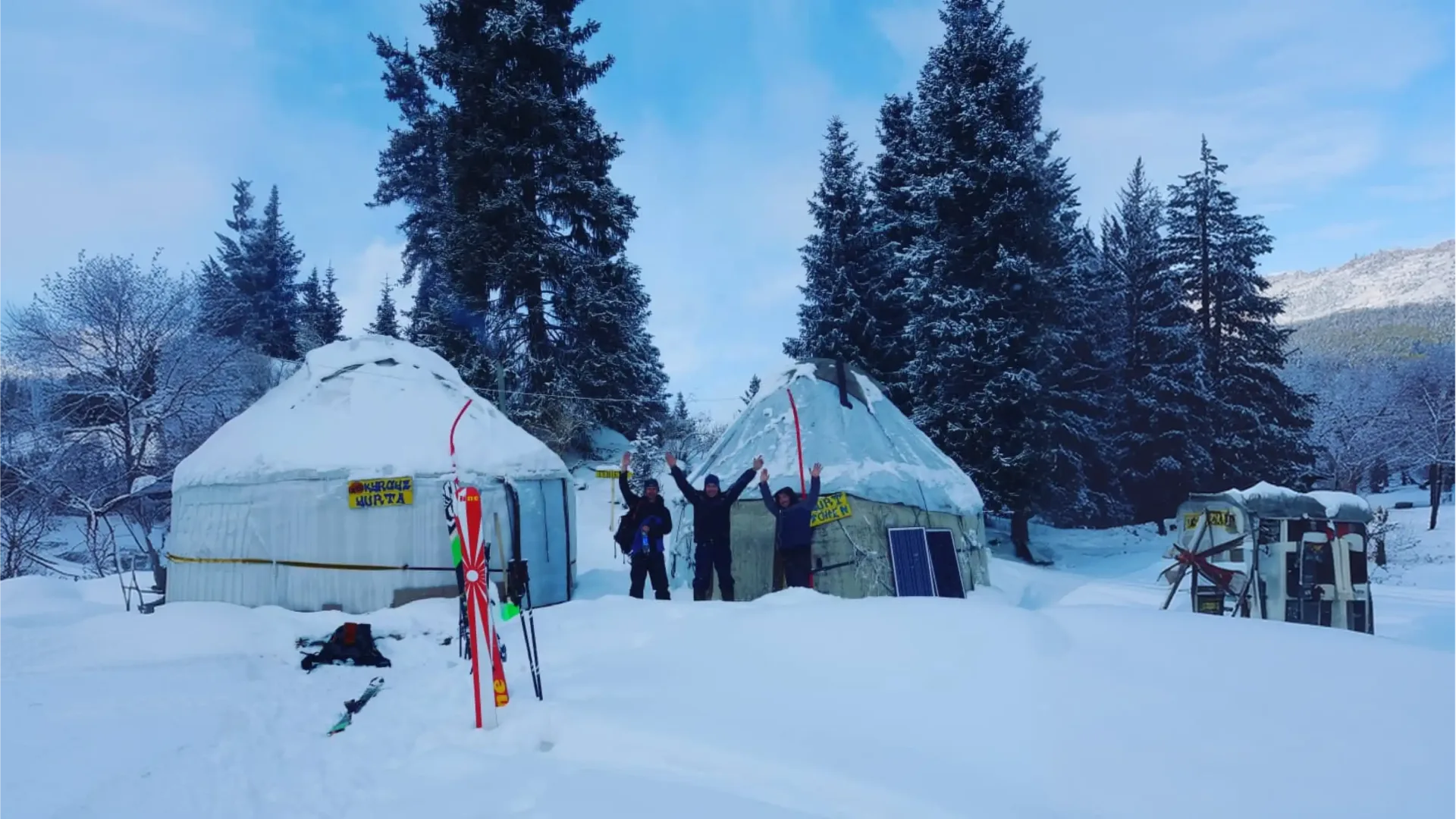 Skiing into the Boz-Uchuk valley with horses carrying luggage